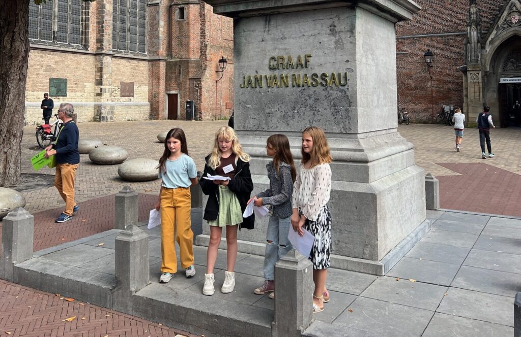 Juniorgidsen op het Domplein
